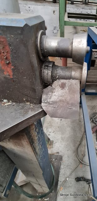 Vykružovací stroj na plech, motorový - chybí motor  (Signovacka plechu na motor (2).jpg)